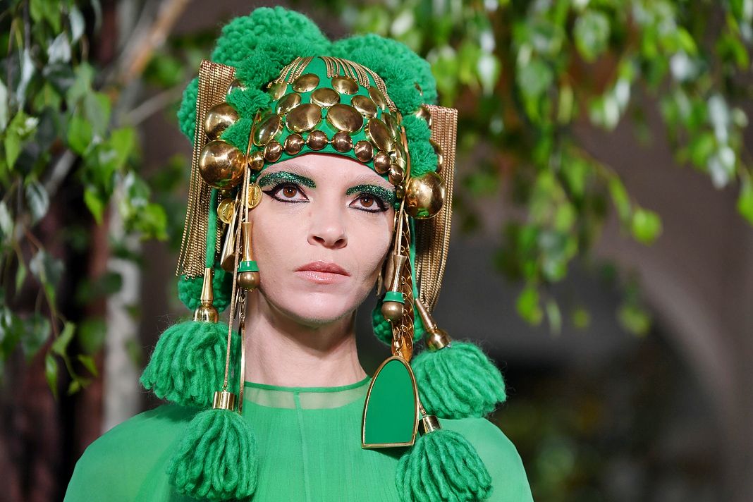 Мариякарла Босконо идет по подиуму во время показа Valentino в рамках Недели моды в Париже, 3 июля 2019 г. Мариякарла Босконо идет по подиуму во время показа Valentino в рамках Недели моды.