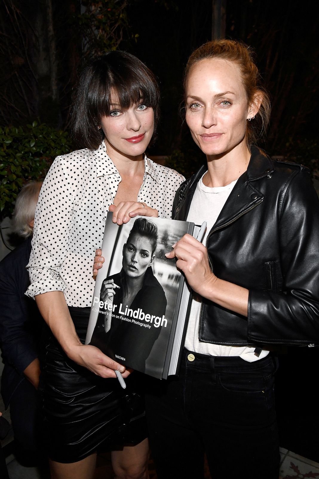 Милла Йовович и Эмбер Валлетта в галерее TASCHEN «Иное видение фотографии моды».