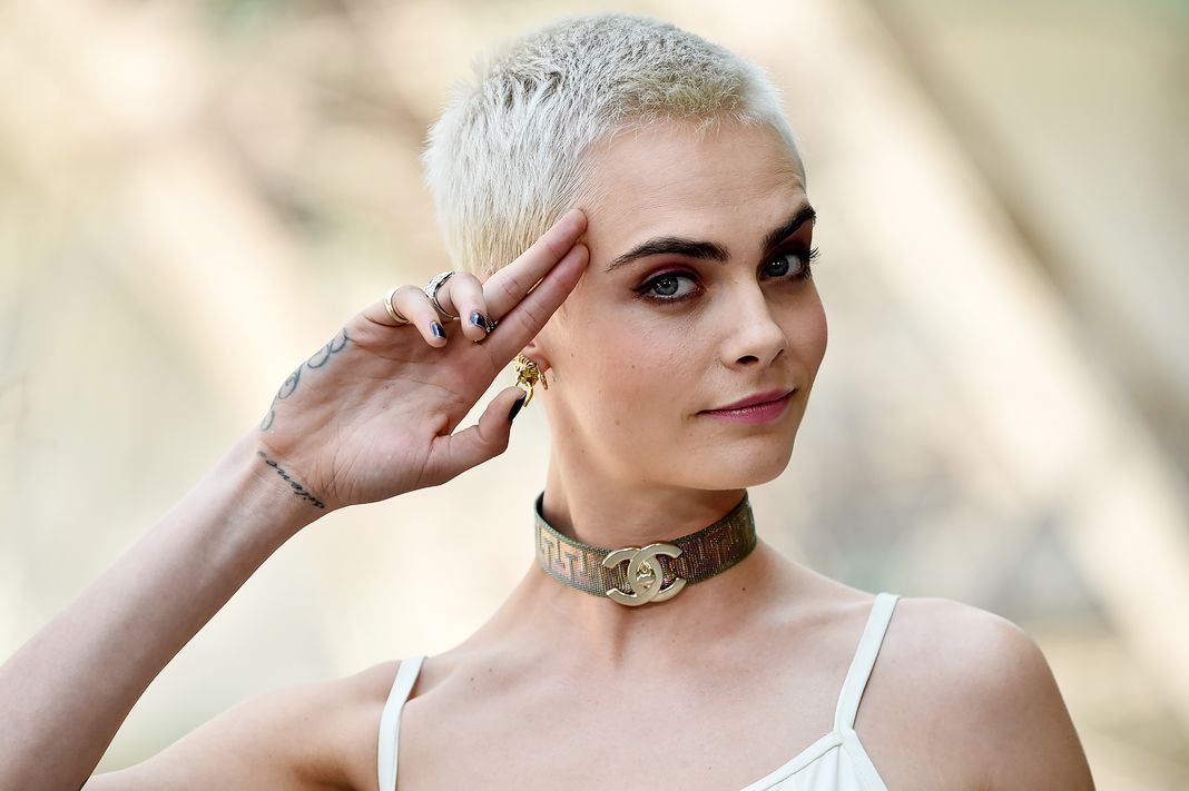 Кара Делевинь на показе Chanel Haute Couture осень / зима 2017-2018, 4 июля 2017 года в Париже. Кара Делевинь на показе Chanel Haute Couture.