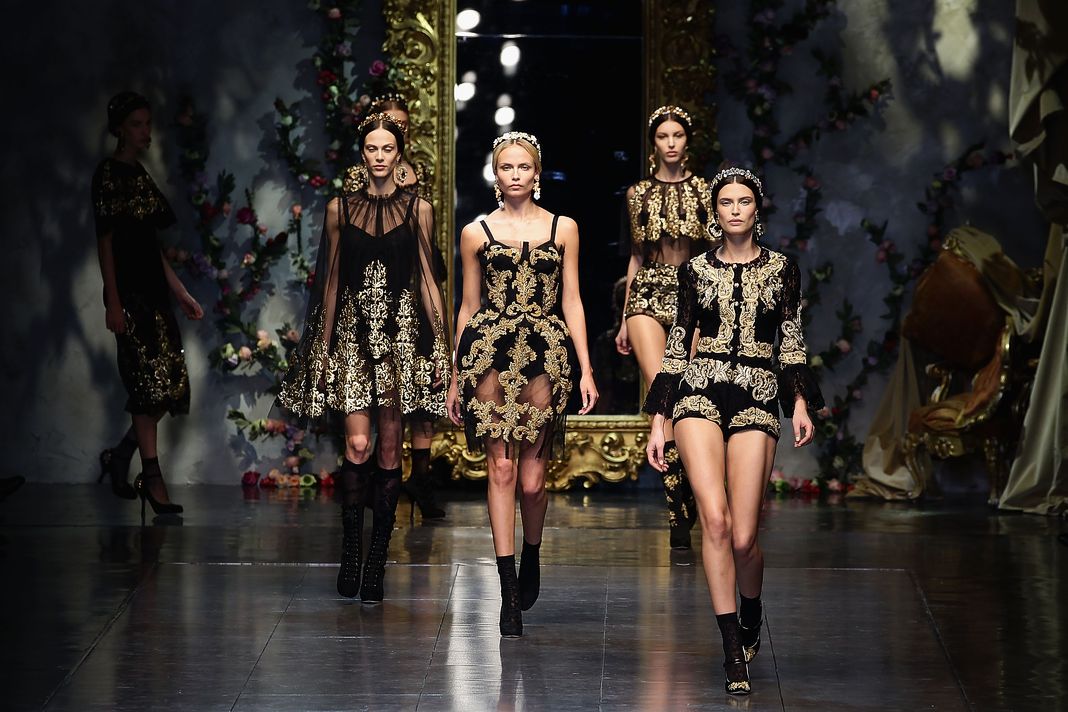 Бьянка Балти и Наташа Поли идут по подиуму на показе коллекции Dolce & Gabbana в Милане, 26 февраля 2012 г. Бьянка Балти и Наташа Поли идут по подиуму на показе коллекции Dolce & Gabbana.