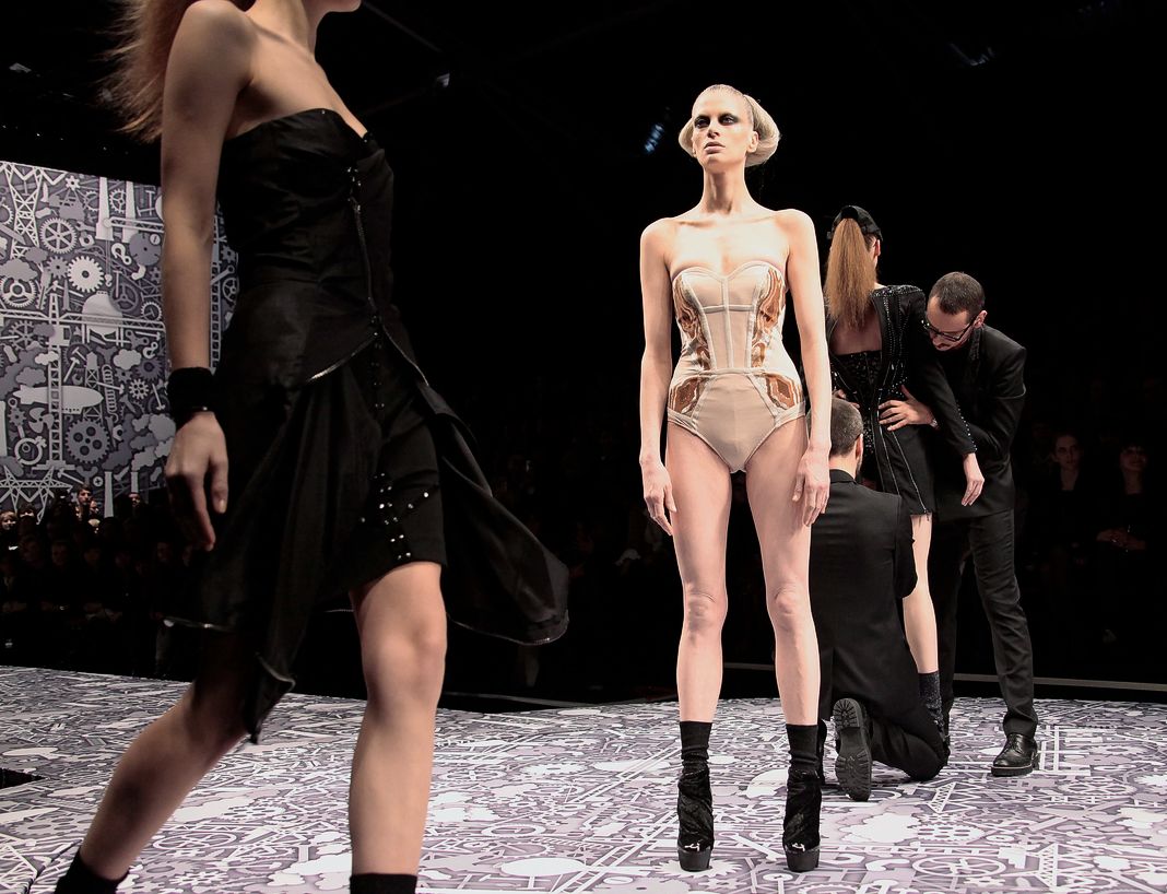 Модель Кристен МакМенами выступает на показе Viktor & Rolf Ready to Wear, 6 марта 2010 года в Париже. Модель Кристен МакМенами выступает на показе Viktor & Rolf Ready to Wear.