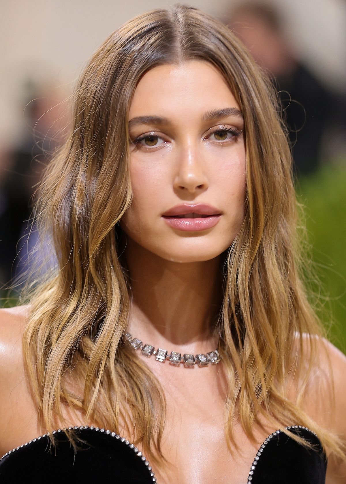 Хейли Бибер на балу Института костюма Met Gala 2021 «In America: A Lexicon Of Fashion» в Метрополитен-музее, 13 сентября 2021 г., фото 3 Хейли Бибер на балу Института костюма Met Gala 2021 «In America: A Lexicon Of Fashion», фото 3