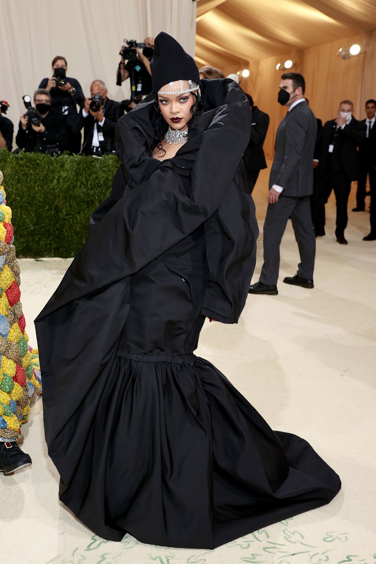 Рианна на балу Института костюма Met Gala 2021 «In America: A Lexicon Of Fashion» в Метрополитен-музее, 13 сентября 2021 г., фото 2 Рианна на балу Института костюма Met Gala 2021 «In America: A Lexicon Of Fashion», фото 2