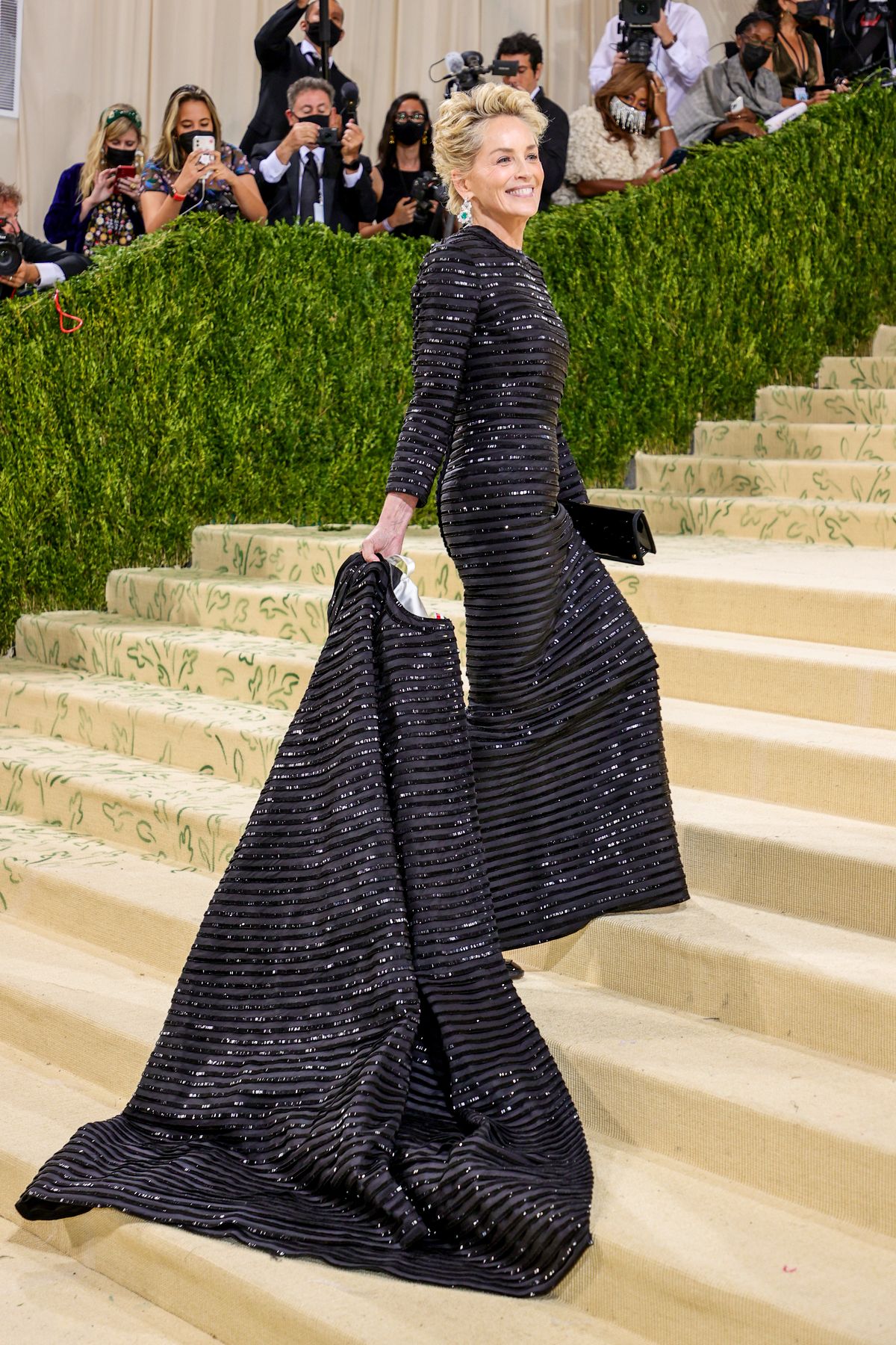 Шэрон Стоун на балу Института костюма Met Gala 2021 «In America: A Lexicon Of Fashion» в Метрополитен-музее, 13 сентября 2021 г., фото 2 Шэрон Стоун на балу Института костюма Met Gala 2021 «In America: A Lexicon Of Fashion», фото 2