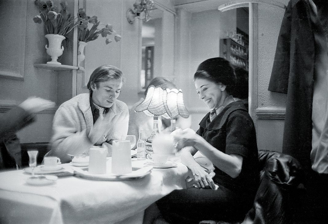 Рудольф Нуриев и Марго Фонтейн вместе пьют чай, 11 марта 1963 г. Рудольф Нуриев и Марго Фонтейн вместе пьют чай