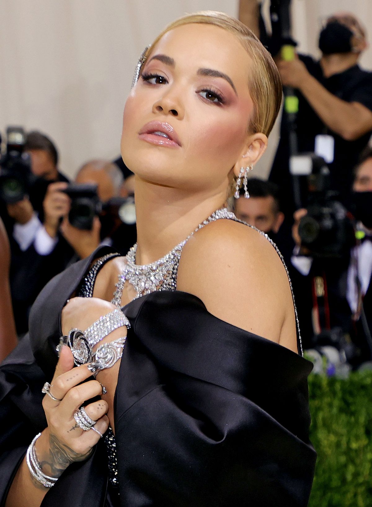 Рита Ора на балу Института костюма Met Gala 2021 «In America: A Lexicon Of Fashion» в Метрополитен-музее, 13 сентября 2021 г., фото 4 Рита Ора на балу Института костюма Met Gala 2021 «In America: A Lexicon Of Fashion», фото 4