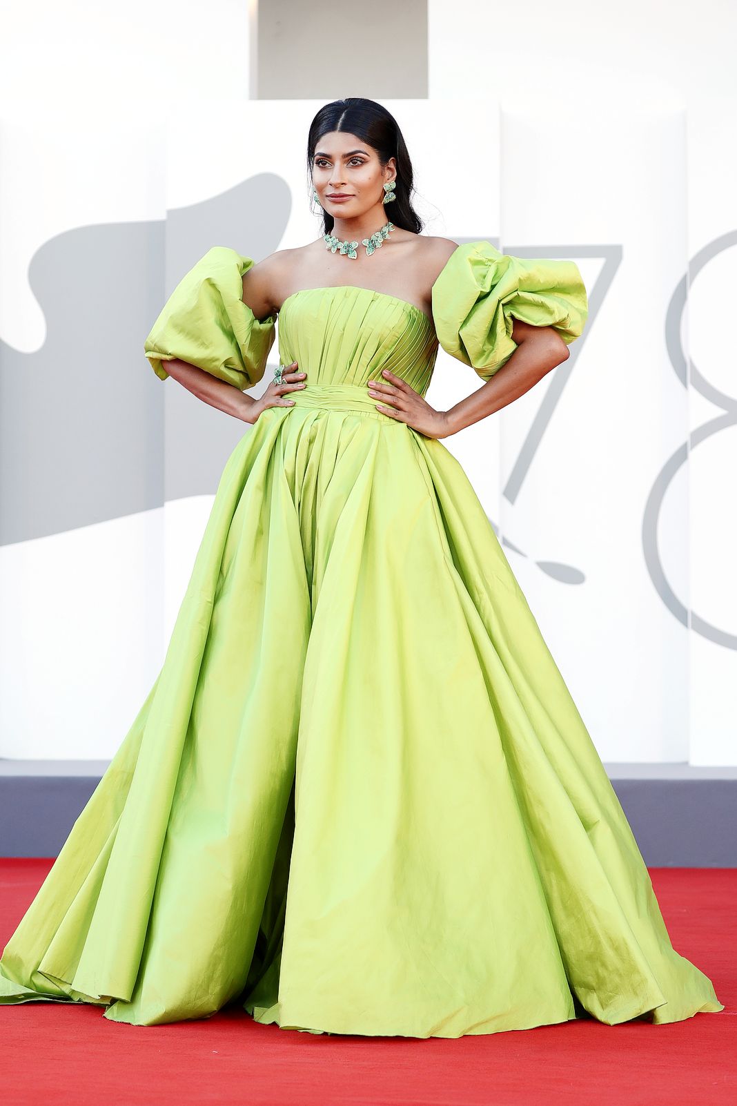 Фархана Боди в платье Adenfashion и украшениях Pasquale Bruni на красной дорожке фильма «Параллельные матери» Фархана Боди на открытии 78-го Венецианского международного кинофестиваля, 1 сентября 2021 г.