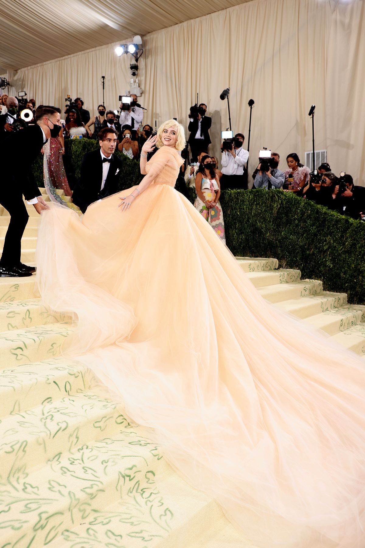 Билли Айлиш на балу Института костюма Met Gala 2021 «In America: A Lexicon Of Fashion» в Метрополитен-музее, 13 сентября 2021 г., фото 3 Билли Айлиш на балу Института костюма Met Gala 2021 «In America: A Lexicon Of Fashion», фото 3