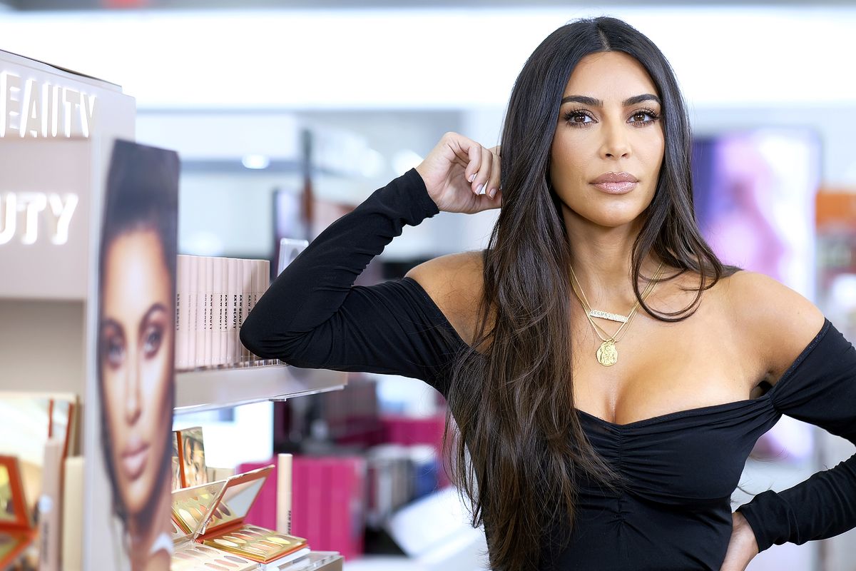 Ким Кардашьян на презентации KKW Beauty на выставке ULTA Beauty в Нью-Йорке, 24 октября 2019 г. Ким Кардашьян на презентации KKW Beauty на выставке ULTA Beauty в Нью-Йорке