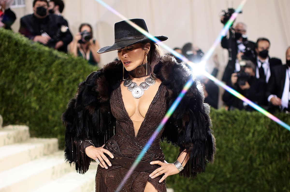 Дженнифер Лопес на балу Института костюма Met Gala 2021 «In America: A Lexicon Of Fashion» в Метрополитен-музее, 13 сентября 2021 г. Дженнифер Лопес на балу Института костюма Met Gala 2021 «In America: A Lexicon Of Fashion»