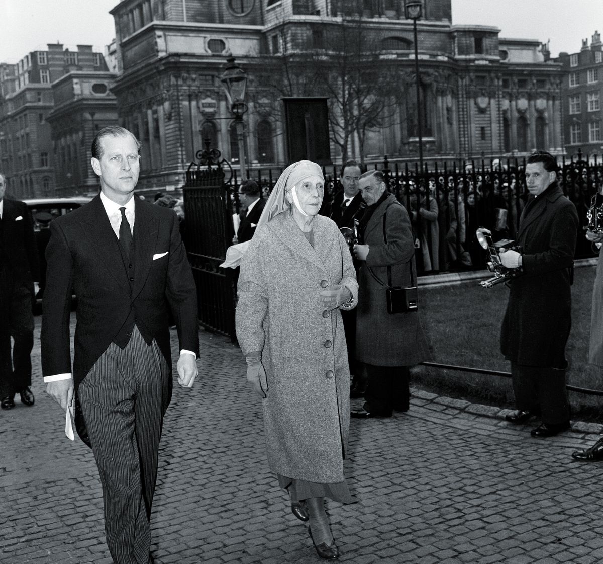 Принц Филипп с матерью, принцессой Алисой Баттенбергской, 7 марта 1960 г. Принц Филипп с матерью, принцессой Алисой