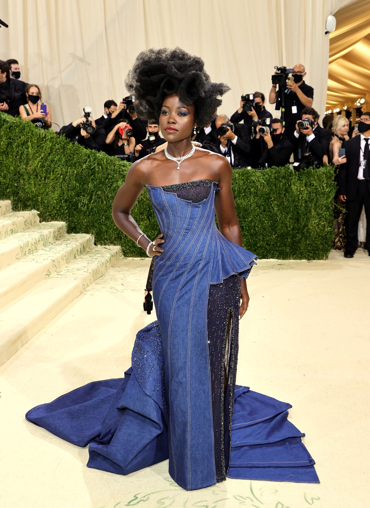 Люпита Нионго на балу Института костюма Met Gala 2021 «In America: A Lexicon Of Fashion» в Метрополитен-музее, 13 сентября 2021 г., фото 2 Люпита Нионго на балу Института костюма Met Gala 2021 «In America: A Lexicon Of Fashion», фото 2