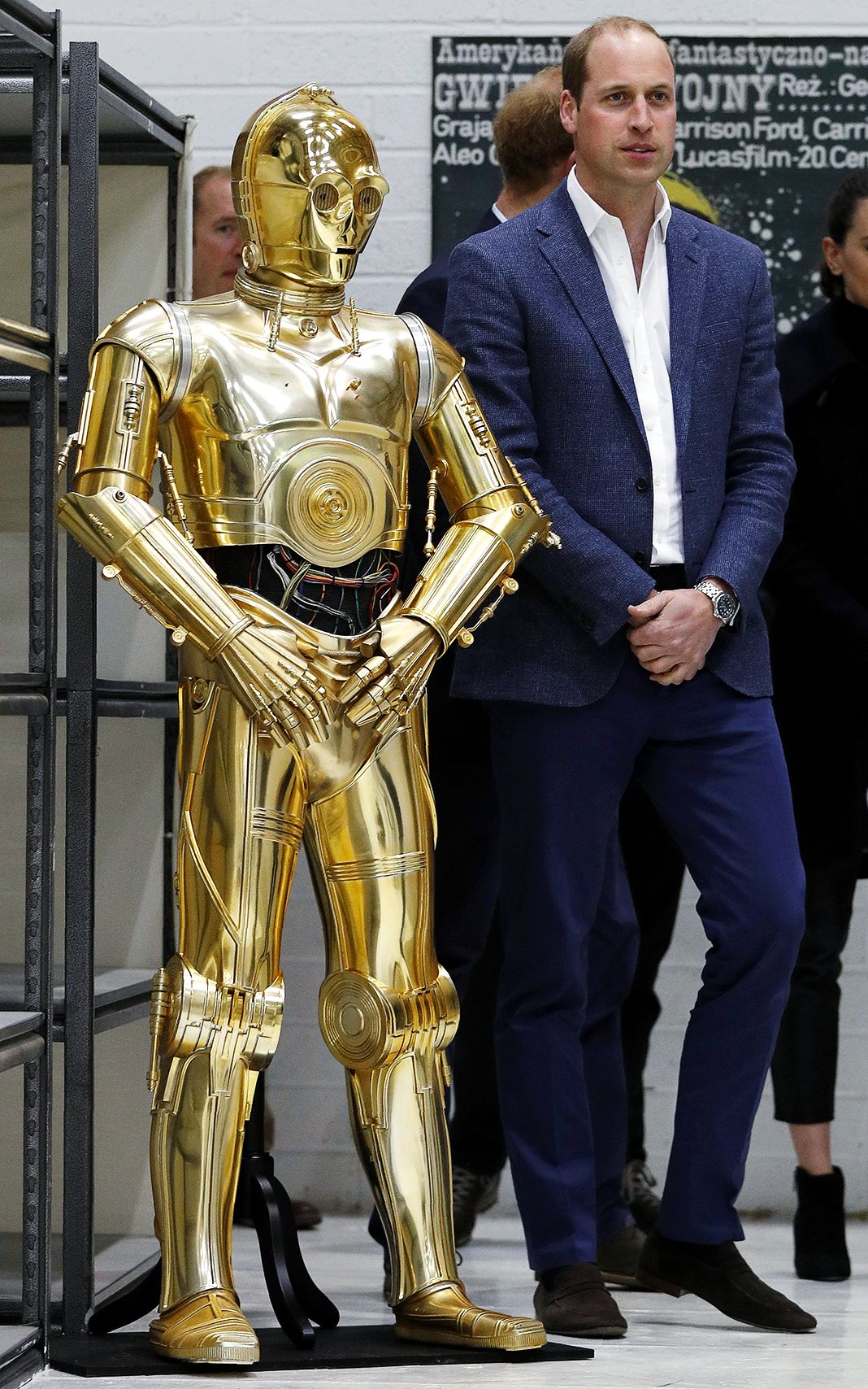 Принц Уильям рядом с дроидом C3P0 из «Звездных войн» в студии Pinewood в Айвер-Хит, 19 апреля 2016 г.