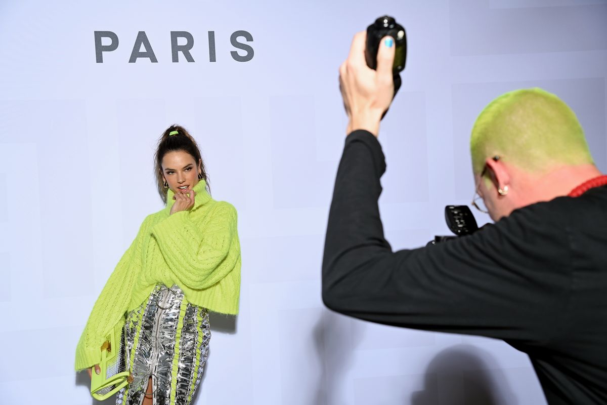 Алессандра Амбросио на шоу Balmain Womenswear Весна/лето 2022 в рамках Недели моды в Париже, 29 сентября 2021 г., фото 2 Алессандра Амбросио на шоу Balmain Womenswear Весна/лето 2022 в рамках Недели моды в Париже