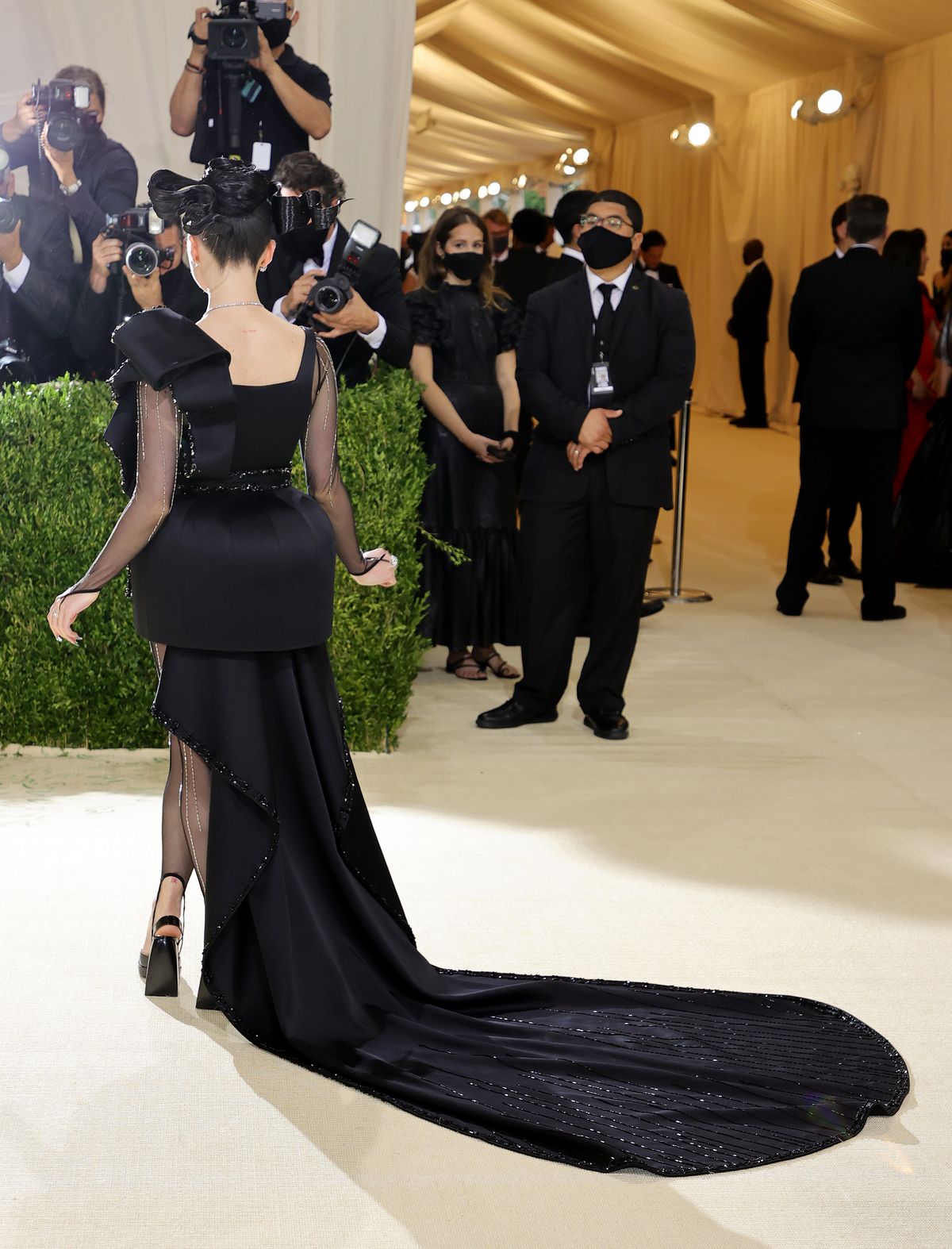 Мэйси Уильямс на балу Института костюма Met Gala 2021 «In America: A Lexicon Of Fashion» в Метрополитен-музее, 13 сентября 2021 г., фото 2 Мэйси Уильямс на балу Института костюма Met Gala 2021 «In America: A Lexicon Of Fashion», фото 2