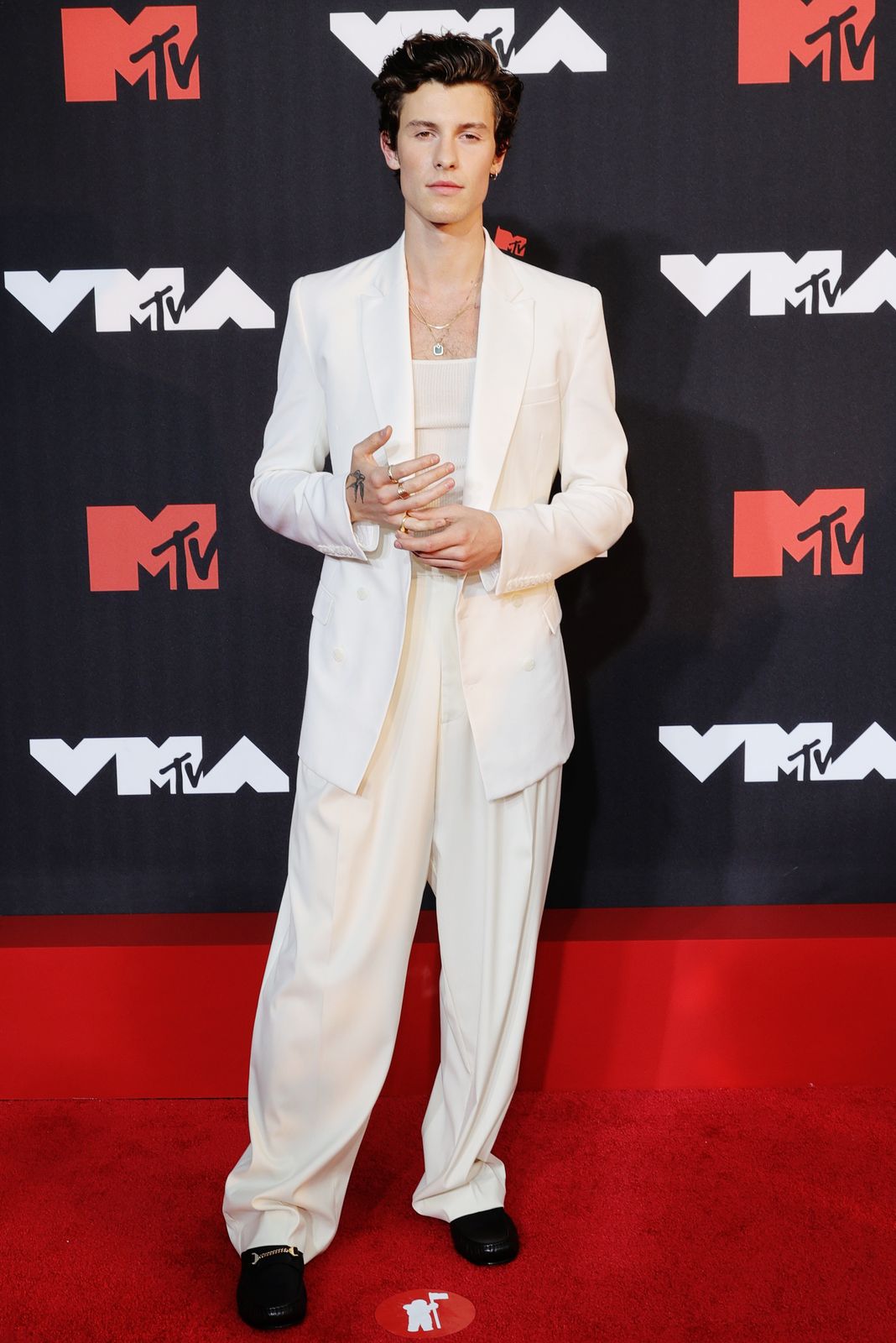 Шон Мендес на церемонии вручения премий MTV Video Music Awards 2021 в Нью-Йорке, 12 сентября 2021 г., фото 1 Шон Мендес на церемонии вручения премий MTV Video Music Awards 2021, фото 1