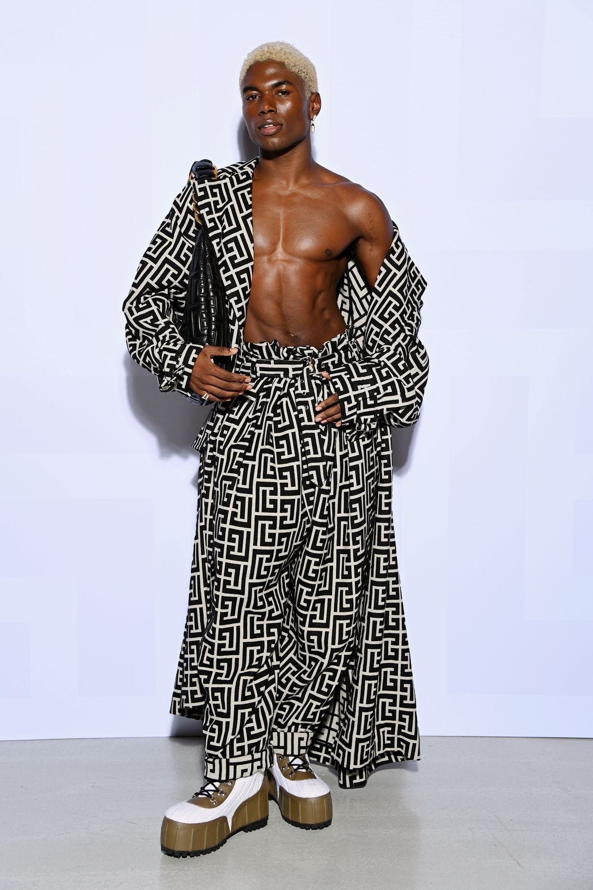 Деондрик Хинтон на шоу Balmain Womenswear Весна/лето 2022 в рамках Недели моды в париже, 29 сентября 2021 г., фото 1 Деондрик Хинтон на шоу Balmain Womenswear Весна/лето 2022 в рамках Недели моды в Париже, фото 1
