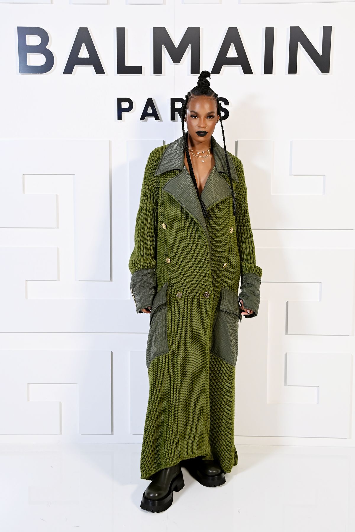Диди Стоун на шоу Balmain Womenswear Весна/лето 2022 в рамках Недели моды в Париже, 29 сентября 2021 г., фото 1 Диди Стоун на шоу Balmain Womenswear Весна/лето 2022 в рамках Недели моды в Париже, фото 1