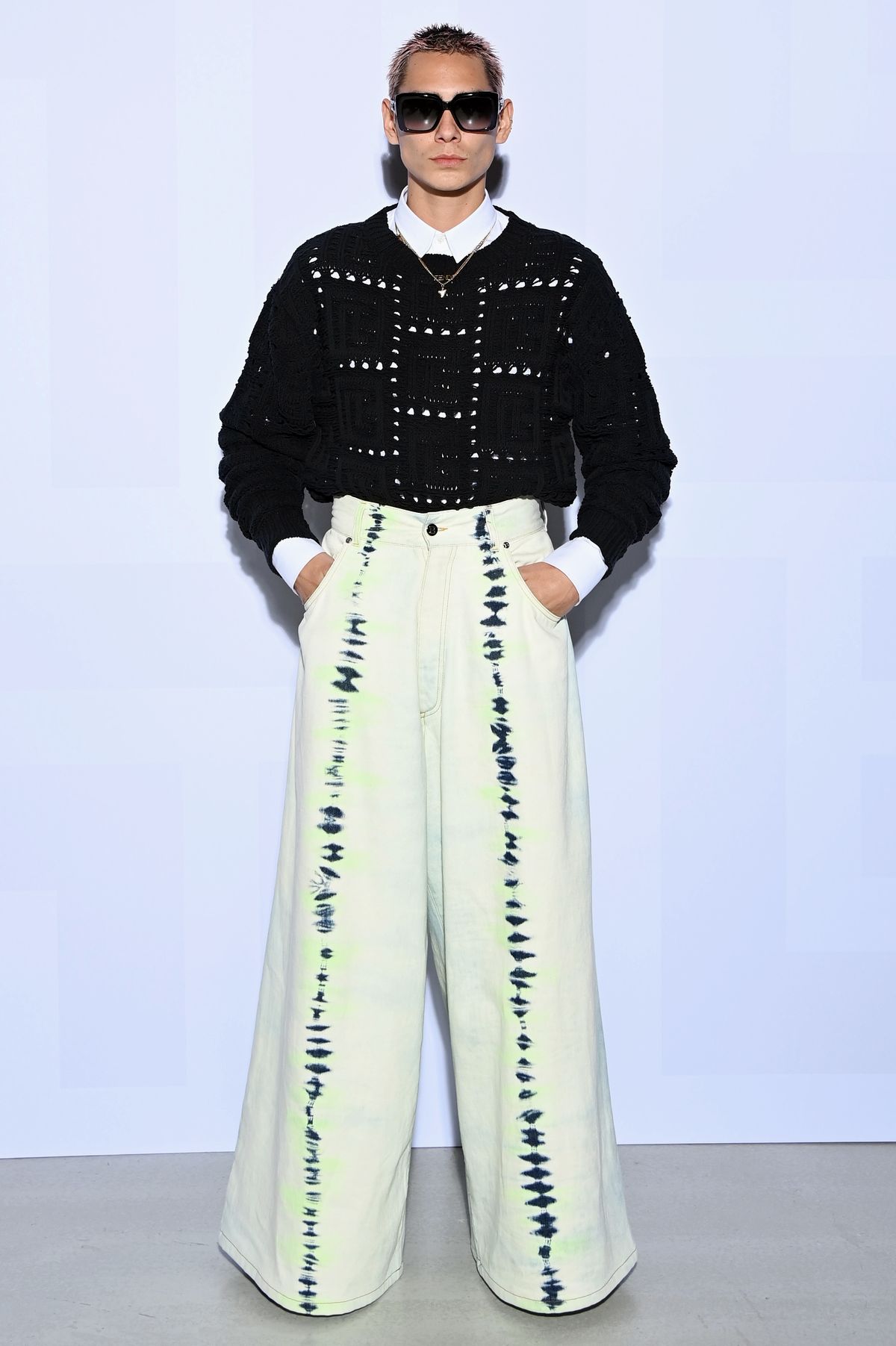Эван Мок на шоу Balmain Womenswear Весна/лето 2022 в рамках Недели моды в Париже, 29 сентября 2021 г., фото 1 Эван Мок на шоу Balmain Womenswear Весна/лето 2022 в рамках Недели моды в Париже, фото 1
