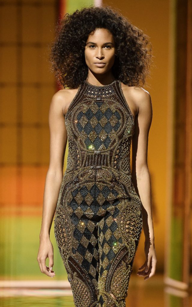 Имаан Хаммам на шоу Balmain Festival V02 Весна/Лето 2022 года в рамках Недели моды в Париже, 29 сентября 2021 г., фото 1