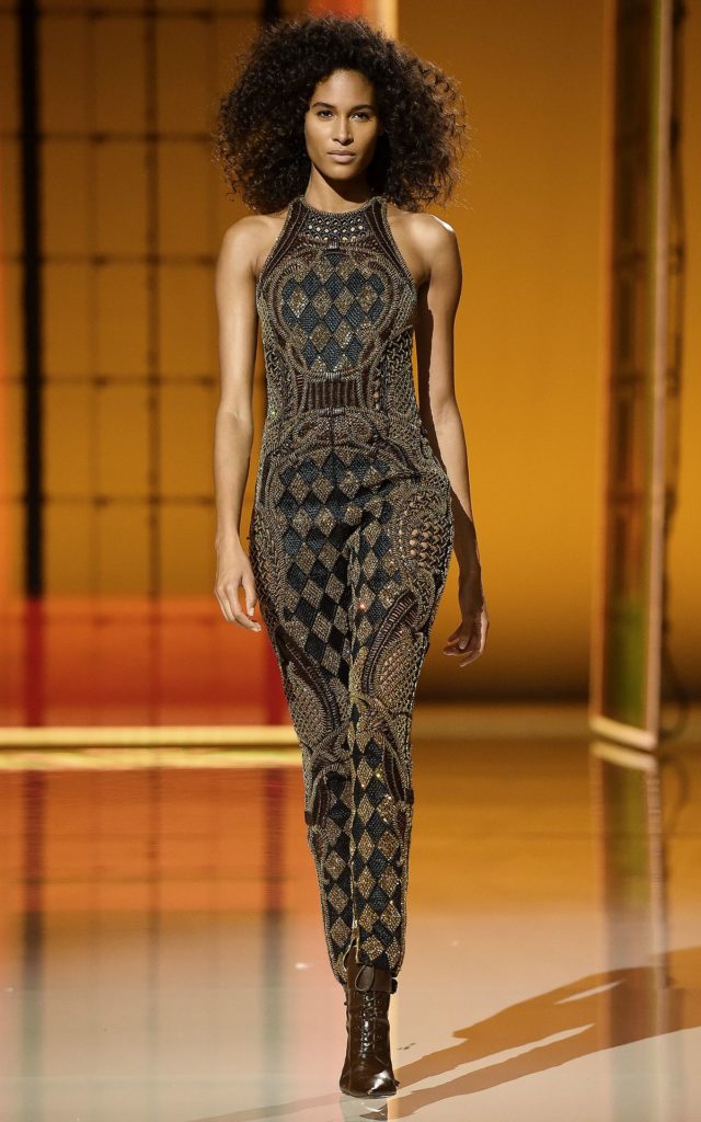 Имаан Хаммам на шоу Balmain Festival V02 Весна/Лето 2022 года в рамках Недели моды в Париже, 29 сентября 2021 г., фото 2