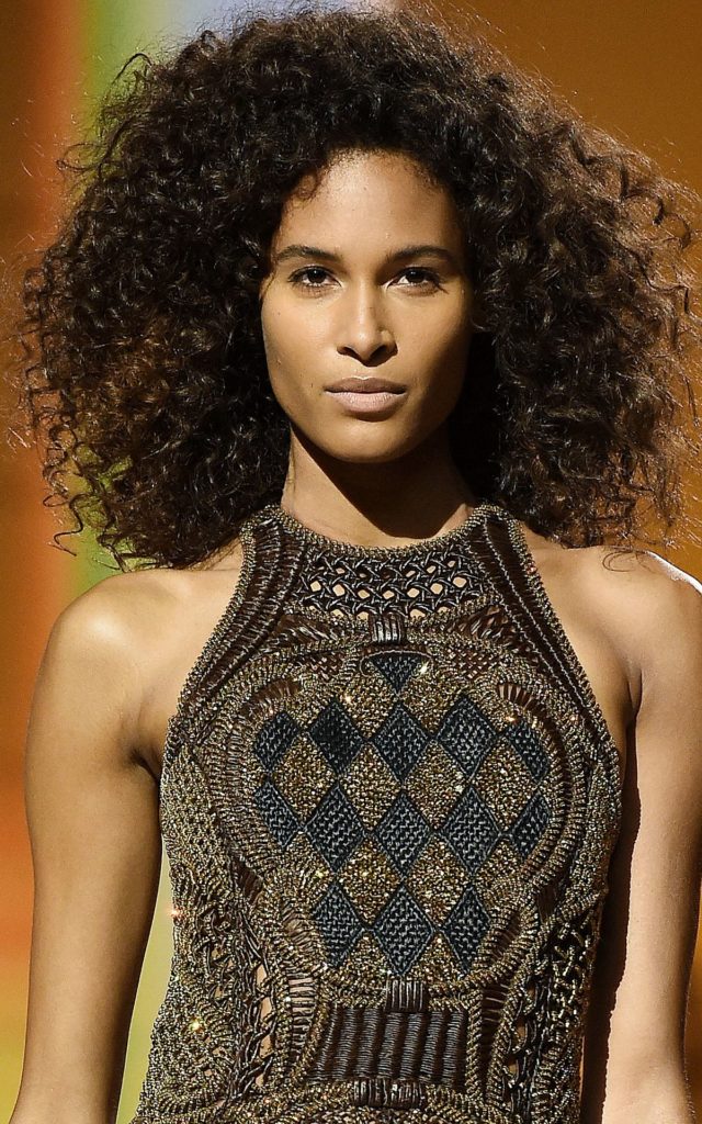 Имаан Хаммам на шоу Balmain Festival V02 Весна/Лето 2022 года в рамках Недели моды в Париже, 29 сентября 2021 г., фото 3