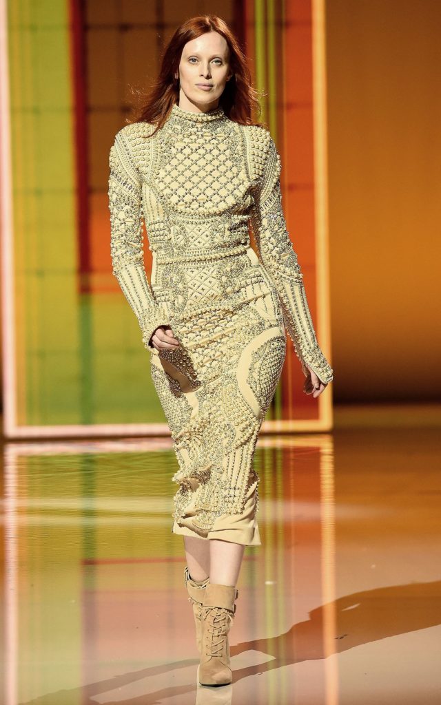 Карен Элсон на шоу Balmain Festival V02 Весна/Лето 2022 года в рамках Недели моды в Париже, 29 сентября 2021 г., фото 2