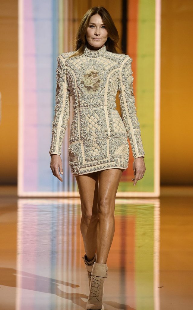 Карла Бруни на шоу Balmain Festival V02 Весна/Лето 2022 года в рамках Недели моды в Париже, 29 сентября 2021 г., фото 1