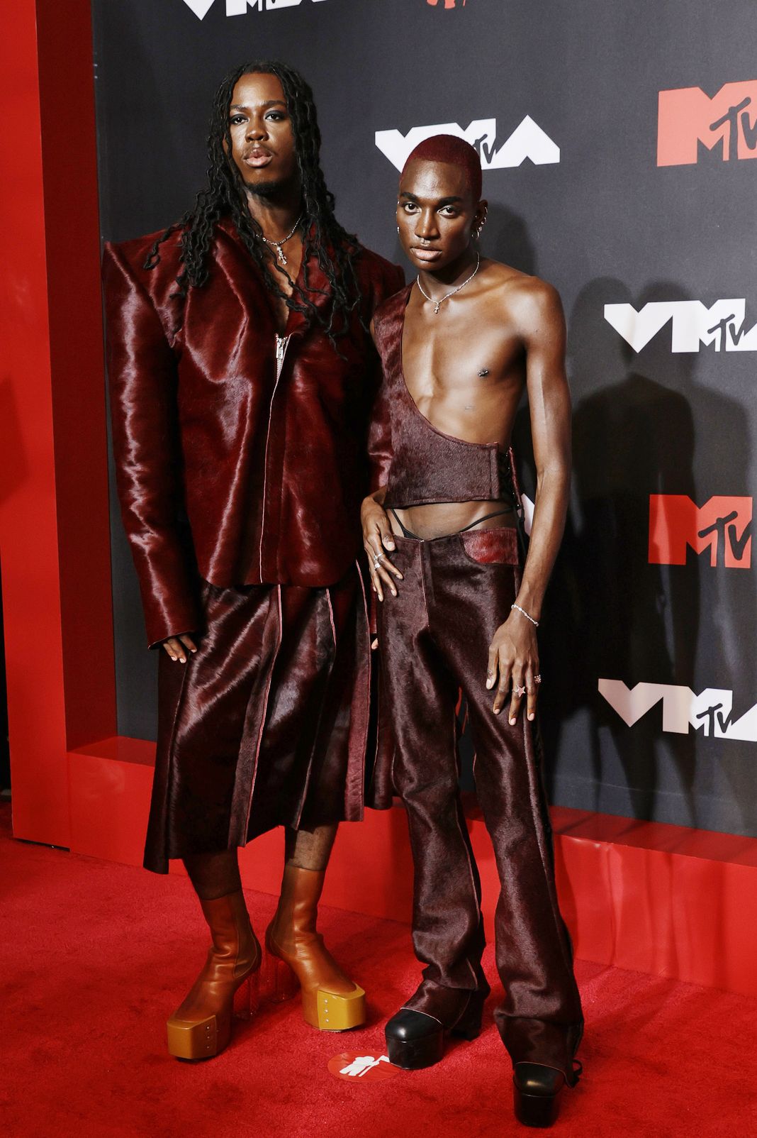 Дензел Дион, Рики Томпсон на церемонии вручения премий MTV Video Music Awards 2021 в Нью-Йорке, 12 сентября 2021 г., фото 1 Дензел Дион, Рики Томпсон на церемонии вручения премий MTV Video Music Awards 2021, фото 1