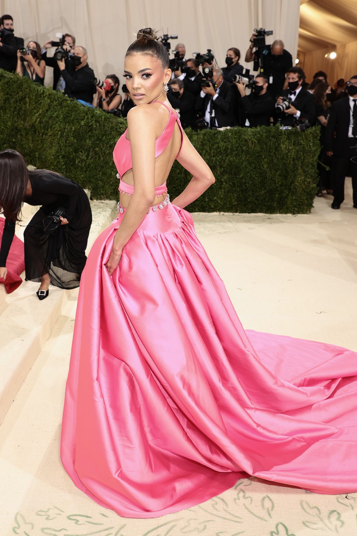 Лесли Грейс на балу Института костюма Met Gala 2021 «In America: A Lexicon Of Fashion» в Метрополитен-музее, 13 сентября 2021 г., фото 2 Лесли Грейс на балу Института костюма Met Gala 2021 «In America: A Lexicon Of Fashion», фото 2