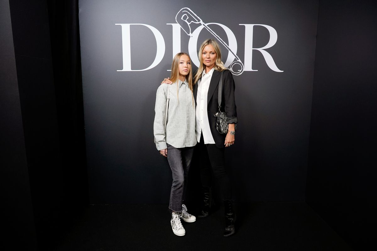 Кейт Мосс с дочерью Лилой на шоу Dior Homme Menswear Осень/Зима 2020-2021 в рамках Недели моды в Париже, 17 января 2020 г. Кейт Мосс с дочерью Лилой на шоу Dior Homme Menswear Осень/Зима 2020-2021