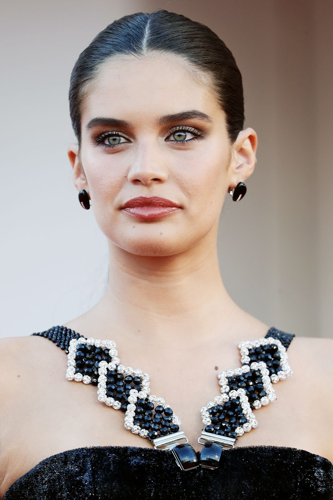 Сара Сампайо в платье Armani Prive на красной дорожке фильма «Параллельные матери» в рамках 78-го Венецианского международного кинофестиваля, 1 сентября 2021 г. Сара Сампайо в платье Armani Prive на красной дорожке фильма «Параллельные матери»
