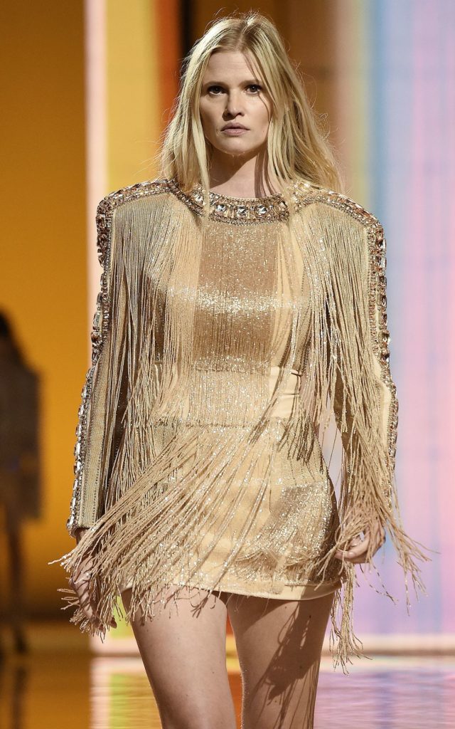 Лара Стоун на шоу Balmain Festival V02 Весна/Лето 2022 года в рамках Недели моды в Париже, 29 сентября 2021 г., фото 1