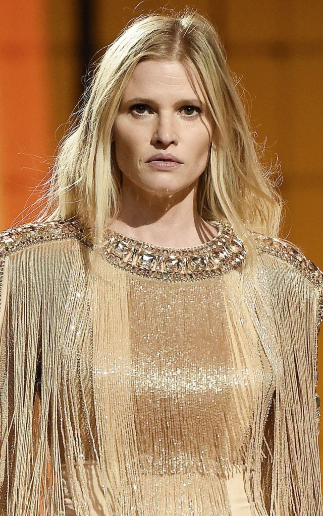 Лара Стоун на шоу Balmain Festival V02 Весна/Лето 2022 года в рамках Недели моды в Париже, 29 сентября 2021 г., фото 2
