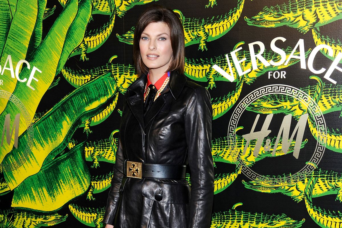 Линда Евангелиста на шоу Versace for H&M в Нью-Йорке, 8 ноября 2011 г. Линда Евангелиста на шоу Versace for H&M