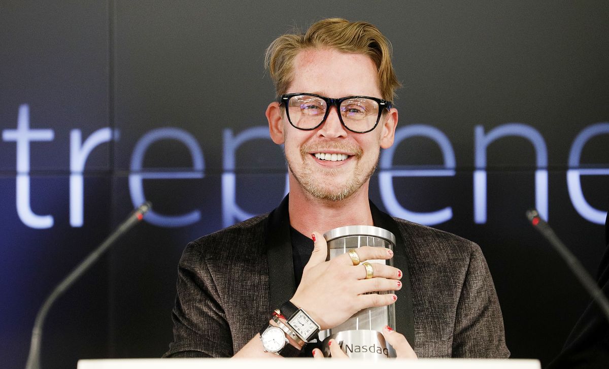 Маколей Калкин, соучредитель видеоблога Bunny Ears, на закрытии Nasdaq в Предпринимательском центре Nasdaq в Сан-Франциско, 6 августа 2019 г. Маколей Калкин, соучредитель видеоблога Bunny Ears, на закрытии Nasdaq в Предпринимательском центре Nasdaq