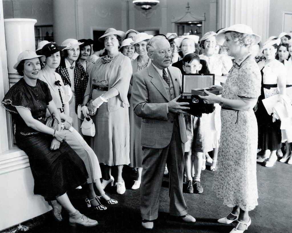 Макс Фактор во время экскурсии по заводу и лабораториям Max Factor, 1937 г. визажист Макс Фактор во время экскурсии по заводу и лабораториям Max Factor, 1937 г.