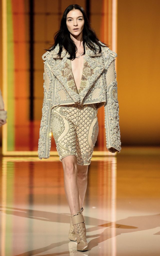 Мариякарла Босконо на шоу Balmain Festival V02 Весна/Лето 2022 года в рамках Недели моды в Париже, 29 сентября 2021 г., фото 2