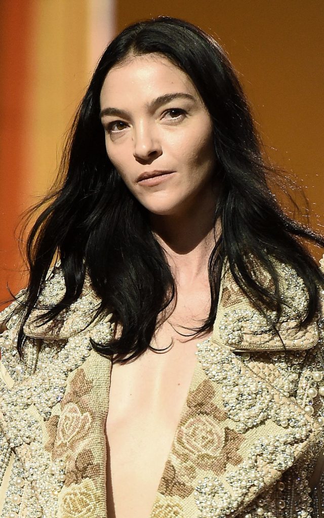 Мариякарла Босконо на шоу Balmain Festival V02 Весна/Лето 2022 года в рамках Недели моды в Париже, 29 сентября 2021 г., фото 3