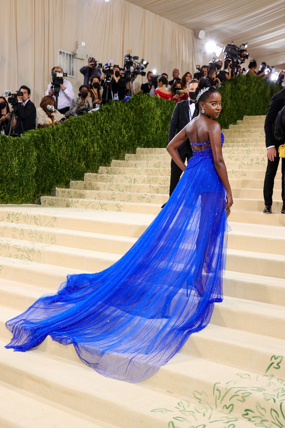 Аманда Горман на балу Института костюма Met Gala 2021 «In America: A Lexicon Of Fashion» в Метрополитен-музее, 13 сентября 2021 г., фото 3