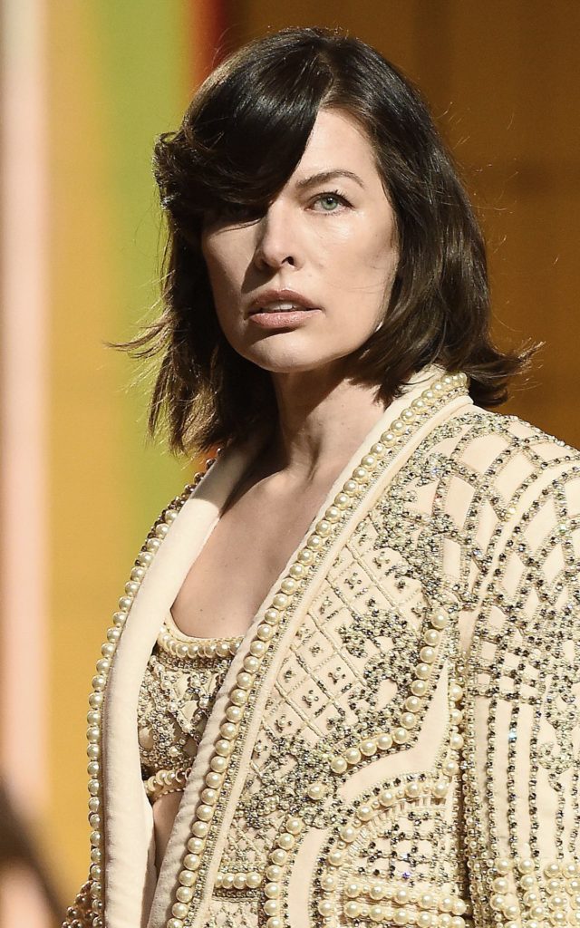 Милла Йовович на шоу Balmain Festival V02 Весна/Лето 2022 года в рамках Недели моды в Париже, 29 сентября 2021 г., фото 1
