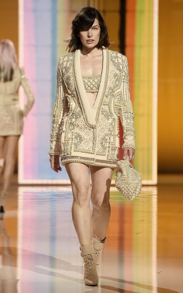 Милла Йовович на шоу Balmain Festival V02 Весна/Лето 2022 года в рамках Недели моды в Париже, 29 сентября 2021 г., фото 3