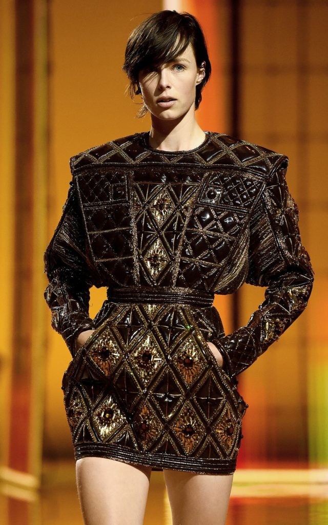 Модель на шоу Balmain Festival V02 Весна/Лето 2022 года в рамках Недели моды в Париже, 29 сентября 2021 г., фото 14