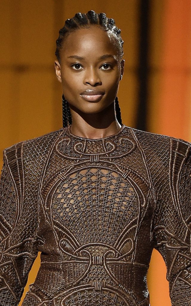 Модель на шоу Balmain Festival V02 Весна/Лето 2022 года в рамках Недели моды в Париже, 29 сентября 2021 г., фото 2