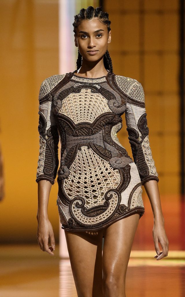Модель на шоу Balmain Festival V02 Весна/Лето 2022 года в рамках Недели моды в Париже, 29 сентября 2021 г., фото 3