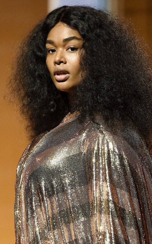 Модель на шоу Balmain Festival V02 Весна/Лето 2022 года в рамках Недели моды в Париже, 29 сентября 2021 г., фото 6