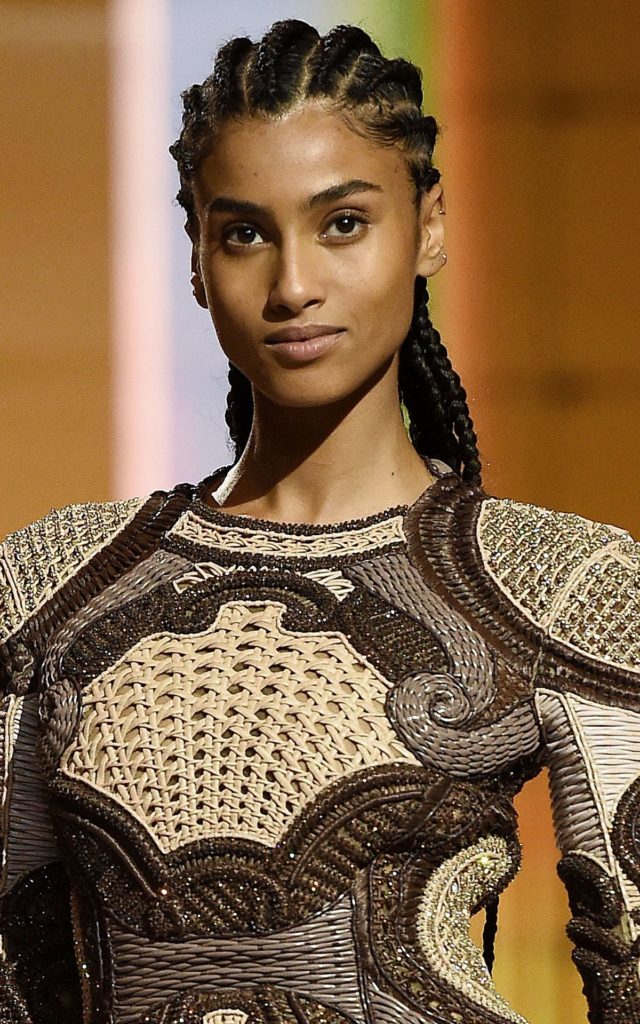 Модель на шоу Balmain Festival V02 Весна/Лето 2022 года в рамках Недели моды в Париже, 29 сентября 2021 г., фото 7