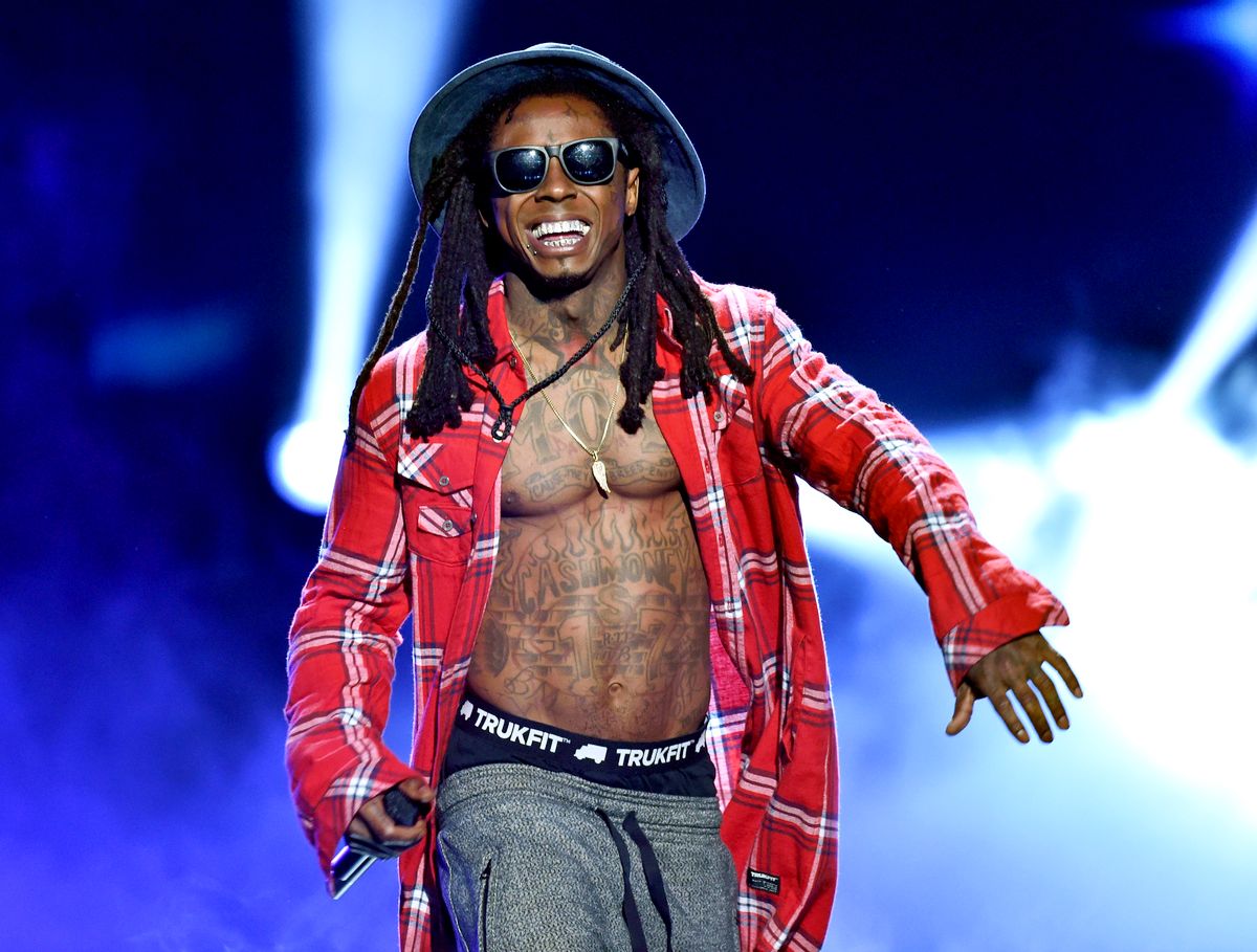 Лил Уэйн выступает на сцене во время премии BET AWARDS 2014 в Лос-Анджелесе, 29 июня 2014 г. Лил Уэйн выступает на сцене во время премии BET AWARDS 2014