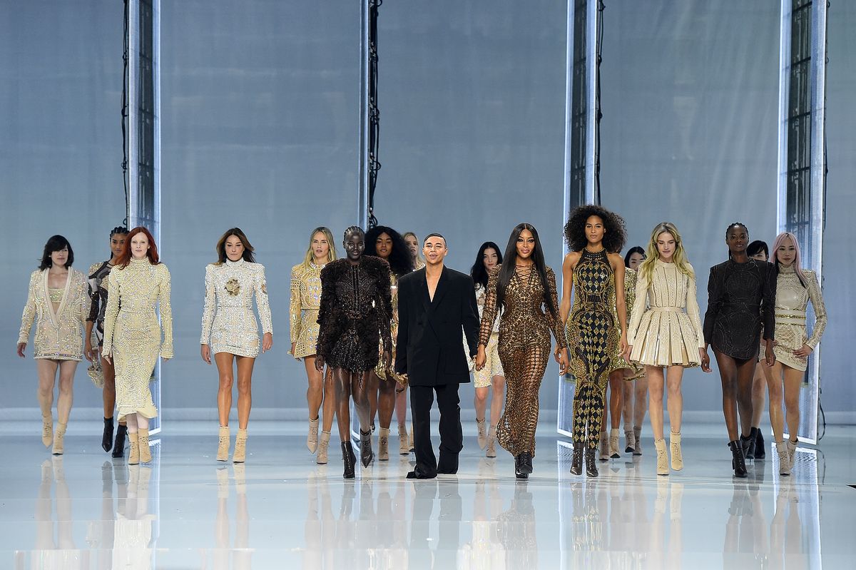Оливье Рустен с моделями на шоу Balmain Festival V02 Весна/Лето 2022 года в рамках Недели моды в Париже, 29 сентября 2021 г. Оливье Рустен с моделями на шоу Balmain Festival V02 Весна/Лето 2022 года в рамках Недели моды в Париже