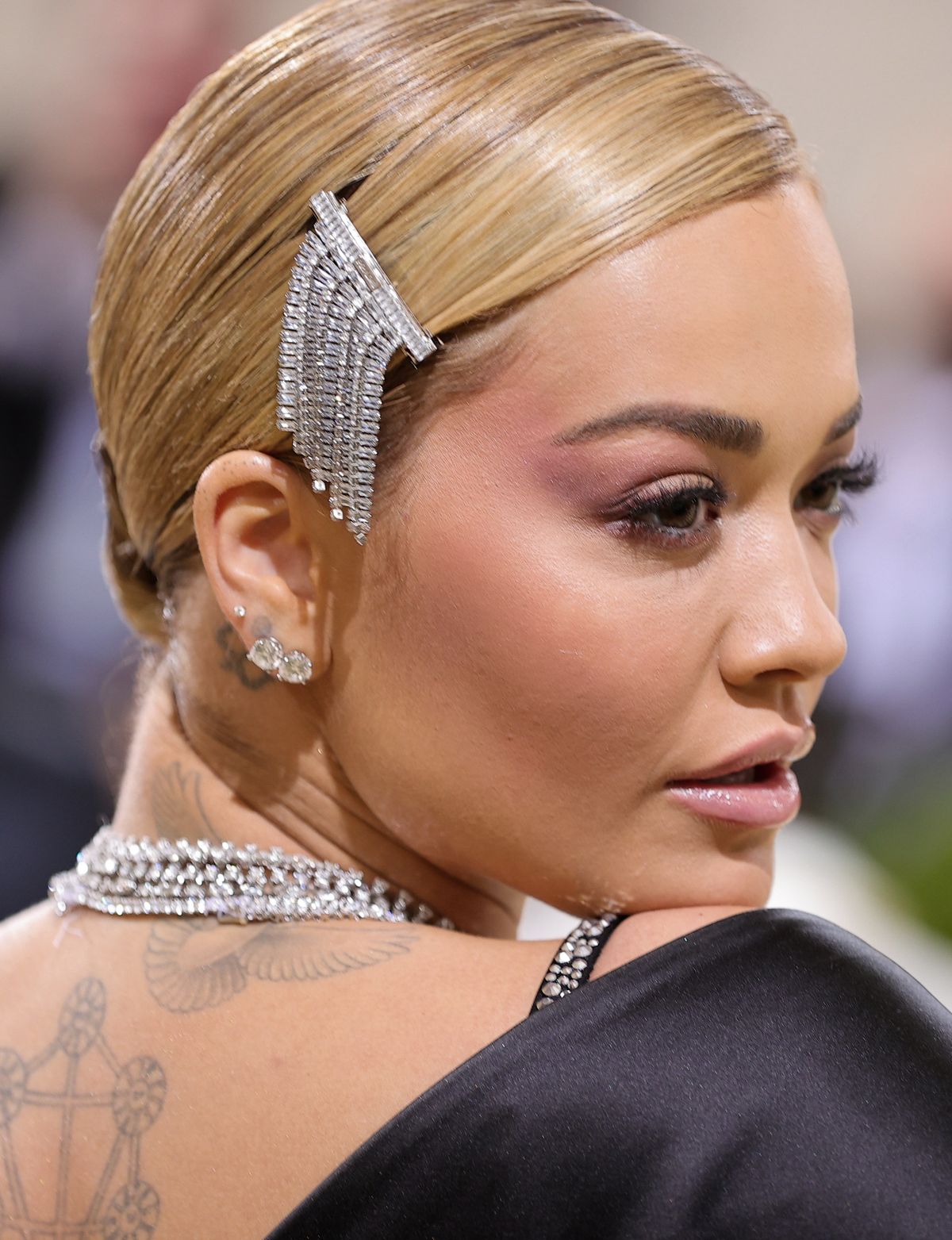 Рита Ора на балу Института костюма Met Gala 2021 «In America: A Lexicon Of Fashion» в Метрополитен-музее, 13 сентября 2021 г., фото 3 Рита Ора на балу Института костюма Met Gala 2021 «In America: A Lexicon Of Fashion», фото 3